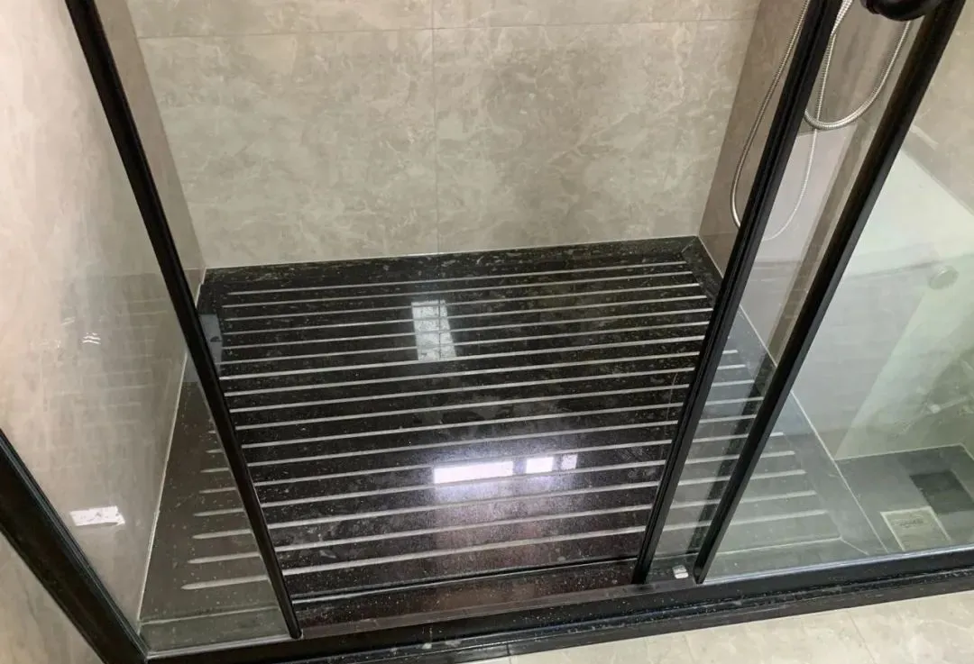 时尚又实用:2024年淋浴间大理石拉槽设计风靡,排水效果惊艳!