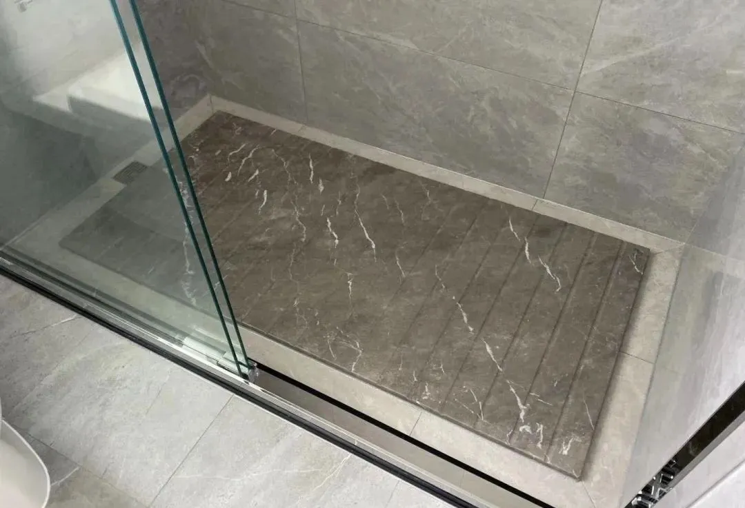 时尚又实用:2024年淋浴间大理石拉槽设计风靡,排水效果惊艳!